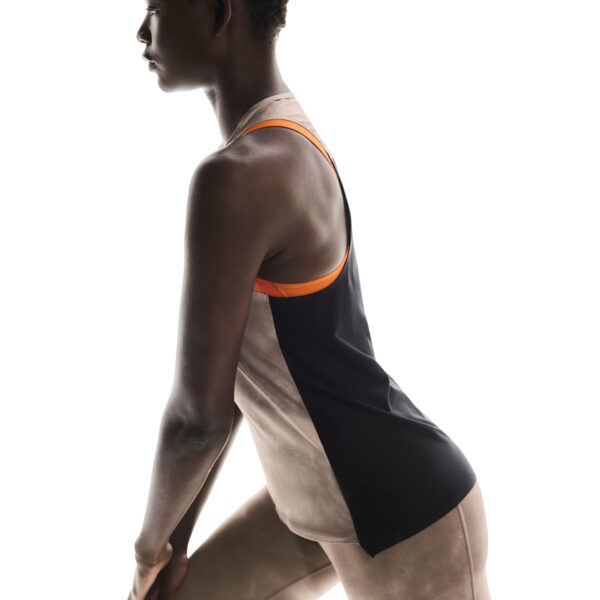 On Women's Performance Tank AOP - Cinder/Black - Image 7